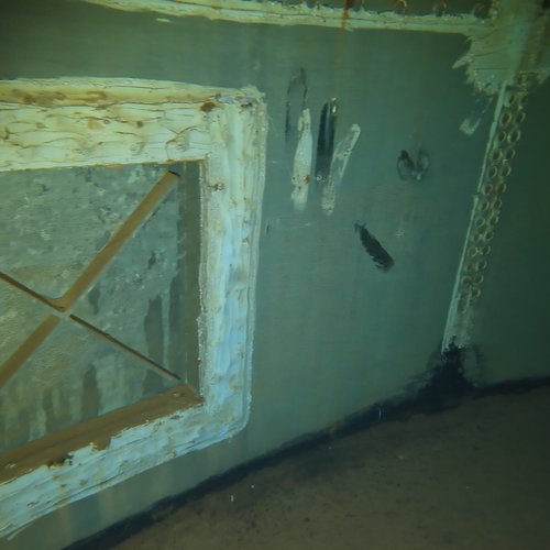 Sprinklertank-Inspektion: Stahltank, 10 Jahre – Inspektion Ecke Rohrschelle Sedimente Schwere Ablagerungen
