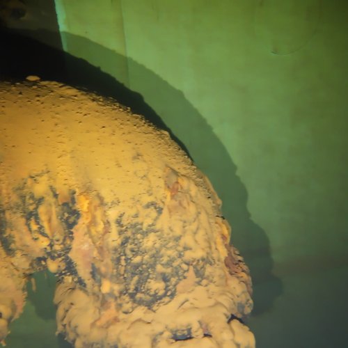 Sprinklertank-Inspektion: Betontank, 15 Jahre – Inspektion Wand Schwere Sedimentablagerungen Unterer Bereich