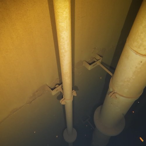Sprinklertank-Inspektion: Stahltank, 20 Jahre – Inspektion Rohrschelle Korrosion Bodensicht Nahaufnahme