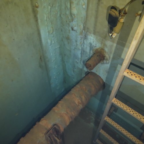 Sprinklertank-Inspektion: Betontank, 15 Jahre – Stahlrohr Korrosion Rostspuren Bodensicht